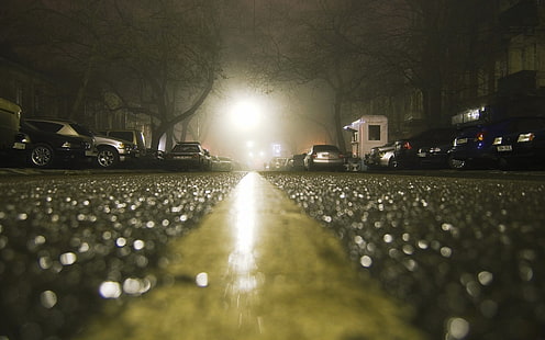 jalan beton, kota, jalan, hujan, basah, kedalaman lapangan, lampu, mobil, malam, pohon, pandangan mata cacing, berkilau, Wallpaper HD HD wallpaper