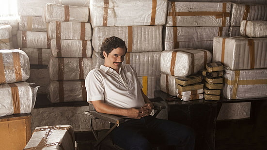 uomo che indossa la polo bianca seduto vicino a scatole, Narcos, seriale, Wagner Moura, Pablo Escobar, Raúl Méndez, Sfondo HD HD wallpaper