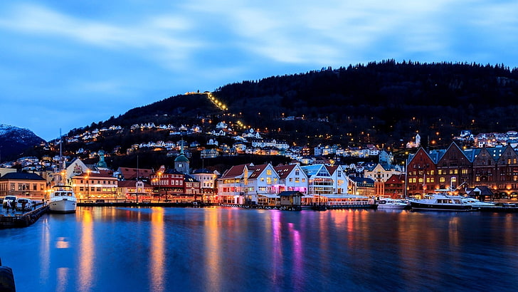 Bergen, barca, nuvole, sera, foresta, collina, casa, paesaggio, luci, lunga esposizione, natura, norvegia, riflesso, mare, città, alberi, yacht, Sfondo HD