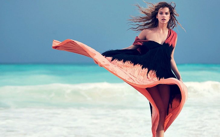 изправена жена до морския бряг през деня, жени, плаж, Барбара Палвин, модел, рокля, море, крака, пола, вятър, HD тапет