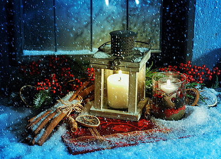 кафява свещ фенер и оброчна свещ, сняг, свещи, Коледа, фенер, Нова година, канела, HD тапет HD wallpaper