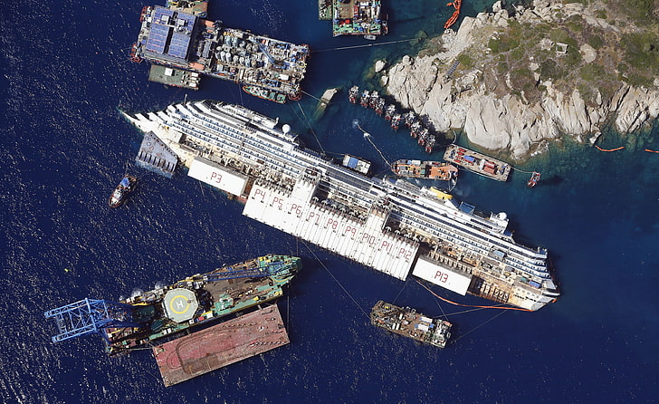 เรือสำราญสีขาว, ธรรมชาติ, ภูมิประเทศ, มุมมองทางอากาศ, น้ำ, ทะเล, เรือ, ซากเรืออัปปาง, เรือสำราญ, อุบัติเหตุ, ชายฝั่ง, หน้าผา, อิตาลี, Costa Concordia, ช่วยเหลือ, วอลล์เปเปอร์ HD