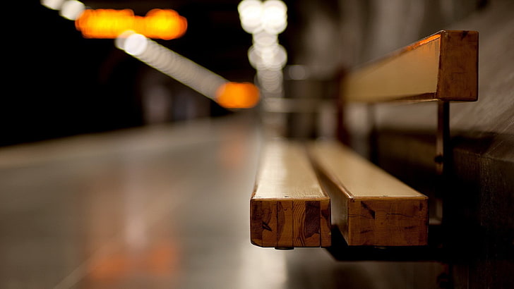 banco de madeira marrom, banco de madeira marrom, metrô, banco, estação de trem, profundidade de campo, bokeh, HD papel de parede