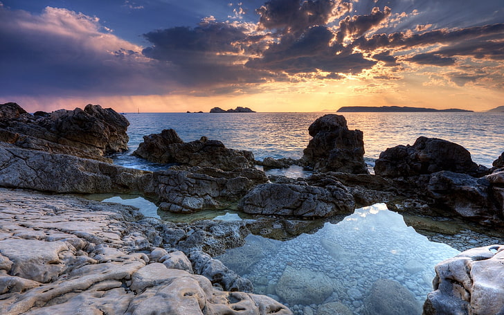 formaciones rocosas marrones, mar, rocas, playa, puesta de sol, Fondo de pantalla HD