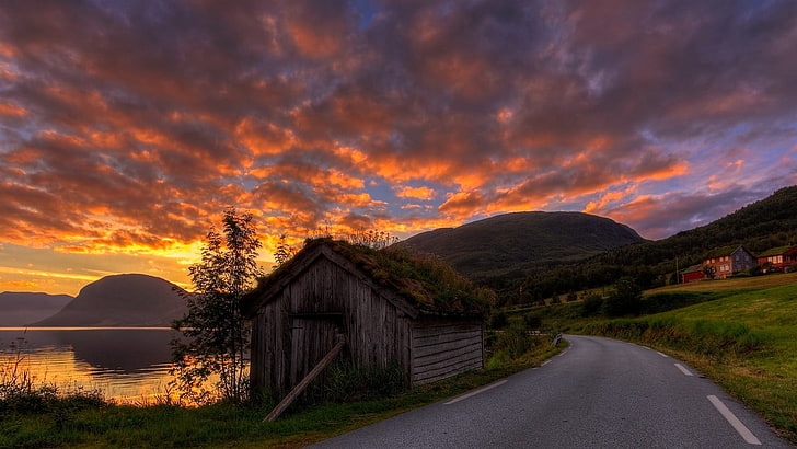 casa de madera marrón al lado de la carretera, carretera, choza, cielo, nubes, hierba, montañas, Noruega, verano, naturaleza, lago, paisaje, Fondo de pantalla HD