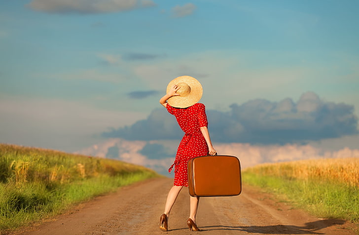 kadın kırmızı elbise, yol, gökyüzü, bulutlar, kız, elbise, bavul, şapka, HD masaüstü duvar kağıdı