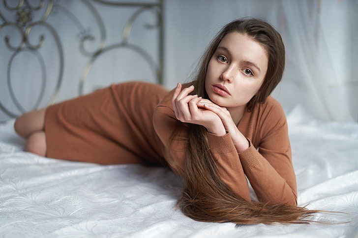 женщины, модель, брюнетка, длинные волосы, лицо, Александр Виноградов, коричневое платье, лежа на боку, в постели, смотрит на зрителя, ноги вместе, HD обои