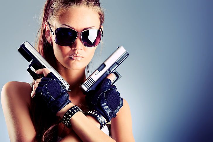 szare pistolety półautomatyczne, dziewczyna, twarz, broń, tło, pistolety, okulary, rękawiczki, Tapety HD