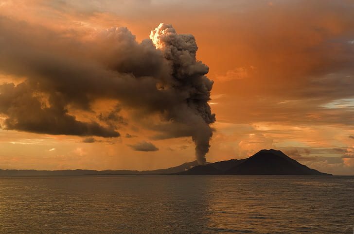 извержение, облака, море, вулкан, деревья, закат, горизонт, дым, природа, пейзаж, силуэт, вода, холмы, Папуа-Новая Гвинея, HD обои