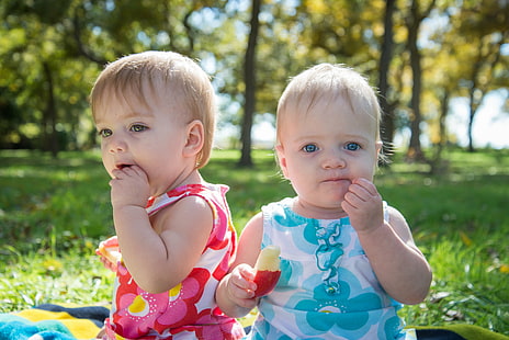 close-up photo of two babies wearing floral-print shirt at the grass, apples, apples, Twins, Eating, close-up, photo, babies, floral, print, shirt, grass, baby  girl, apple, eat, outside, outdoors, park, child, cute, baby, small, fun, summer, caucasian Ethnicity, childhood, boys, family, toddler, happiness, people, cheerful, joy, smiling, HD wallpaper HD wallpaper
