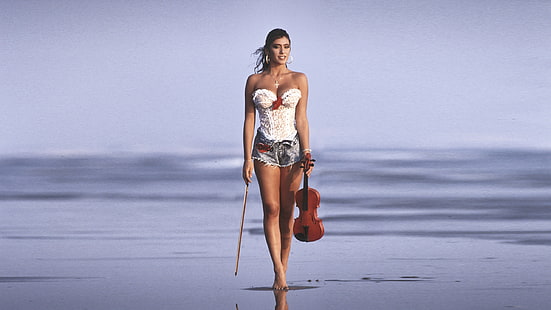 corsetto da donna bianco scollo a cuore e pantaloncini di jeans blu, donna, sabrina salerno, violino, spiaggia, Sfondo HD HD wallpaper