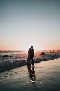 jas hitam pria, pasangan, pantai, matahari terbenam, pelukan, cinta, Wallpaper HD HD wallpaper
