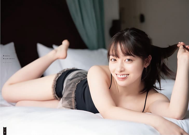 Kanna Hashimoto, cama, sonrisa, Fondo de pantalla HD