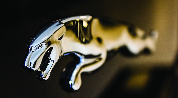 Jaguar Logo Close-up, эмблема Jaguar, Автомобили, Jaguar, блестящие, авто, xj, jaguar xj, светоотражающие, сталь, хром, выставочный зал, логотип, бренд, черный, HD обои