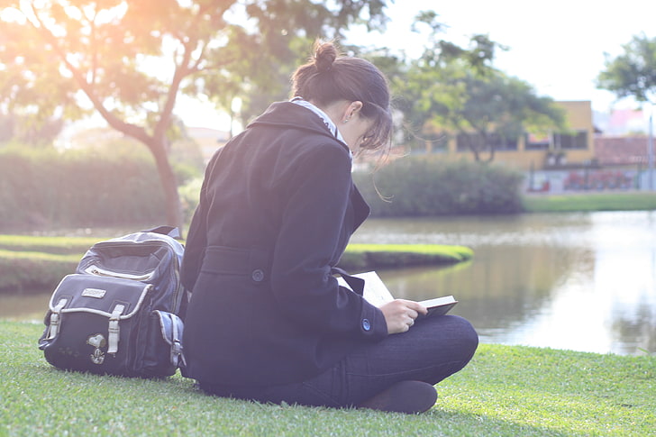 women's black coat, greens, autumn, grass, leaves, water, girl, the sun, rays, trees, landscape, nature, house, reflection, river, tree, earth, foliage, home, jeans, ray, spring, scarf, brunette, sitting, coat, widescreen Wallpaper, apartments, reads, interesting, full screen, HD wallpapers, book. tutorial, HD wallpaper