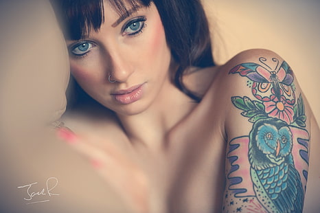 kobiety, kolczyk w nosie, niebieskie oczy, tatuaż, twarz, portret, Jack Russell, Tapety HD HD wallpaper