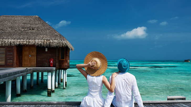 weißes Smokinghemd der Männer, Strand, Blau, Hut, Strohhut, Pier, Paar, tropisch, HD-Hintergrundbild