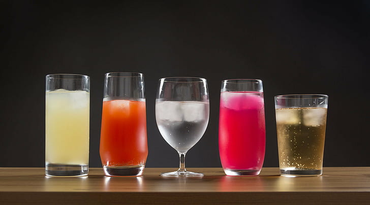 cinco vasos de vidrio en la parte superior de la mesa llenos de líquidos, cinco, bebidas, vasos, vidrio, tazas, en la parte superior, mesa, líquidos, cristalería, bebidas, fotografía en color, bebida, cóctel, alcohol, jugo, vaso, frutafrescura líquido, Fondo de pantalla HD