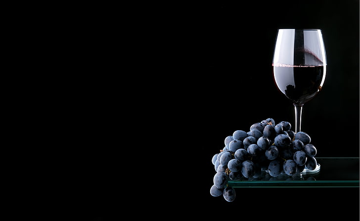 uvas e vinho copo de vidro, vidro, reflexão, vinho, vermelho, uvas, cacho, prateleira, HD papel de parede