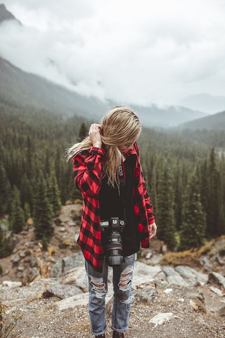 여자의 빨간색과 검은 색 깅엄 스포츠 셔츠, 소녀, 산, 여행, 사진 작가, HD 배경 화면, 핸드폰 배경화면