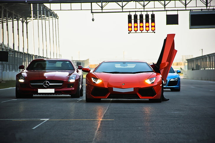 รถเก๋ง Lamborghini Aventador สีส้ม, สีส้ม, สีแดง, สีน้ำเงิน, Audi, ไฟจราจร, Mercedes-Benz, sls amg, ไฟหน้า, Aventador, lp700-4, Lamborghini, Mercedes Benz, วงจร, วอลล์เปเปอร์ HD