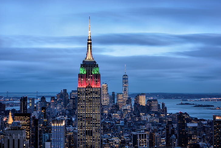 Empire State Building pendant la nuit, Noël, Empire Empire, Empire State Building, nuit, Rockefeller Center, New York City, lumières de la ville, gratte-ciel, paysage urbain, heure bleue, nuages, Fond d'écran HD