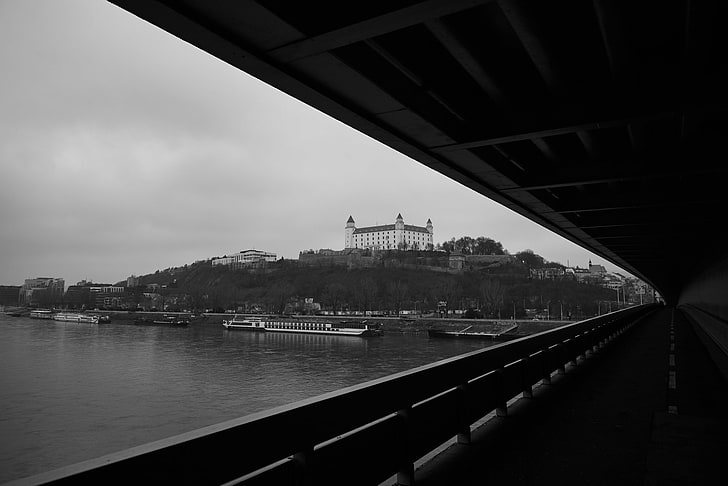 fotografia, most, Bratysława, Słowacja, monochromatyczny, rzeka, Donau, zamek, statek, kapitał, wzgórze, woda, Tapety HD