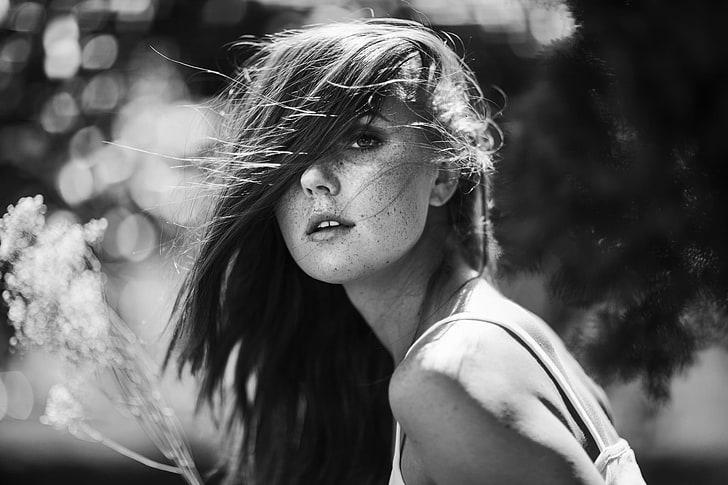 женский белый ремень спагетти, фотография в оттенках серого, женщины, Руби Джеймс, монохромный, волосы на лице, веснушки, ветрено, Кира Кармишал, солнечный свет, боке, HD обои
