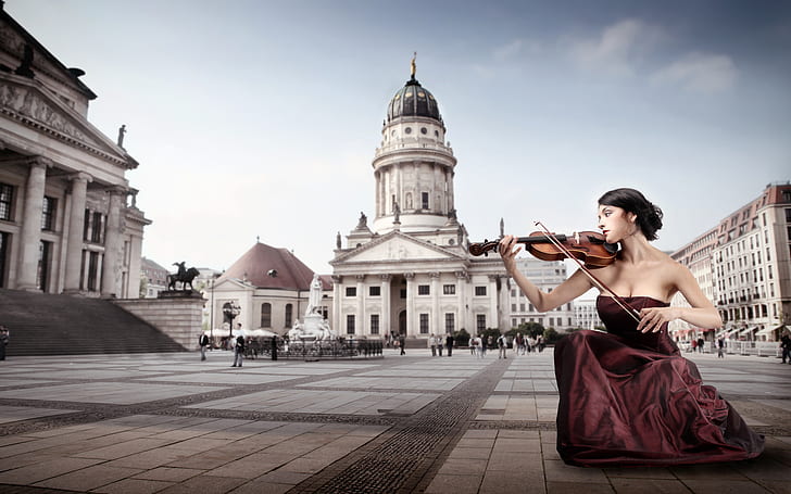 Девушка играет на скрипке в городе, коричневая скрипка, город, девушка, играет, скрипка, горячие красотки и девочки, HD обои