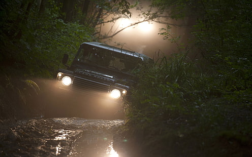 czarny samochód terenowy, tło, światła, jeep, Land Rover, Defender, brud leśny, SUV. przód, Tapety HD HD wallpaper