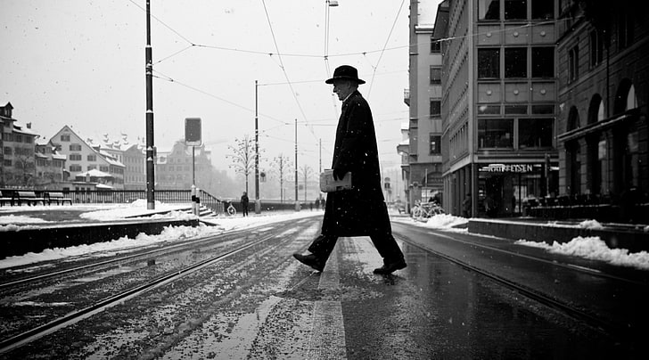 A Man Crossing The Street, Black and White, City, Winter, White, Black, Street, Cold, Snow, Snowing, Switzerland, zurich, Aussersihl, HD wallpaper