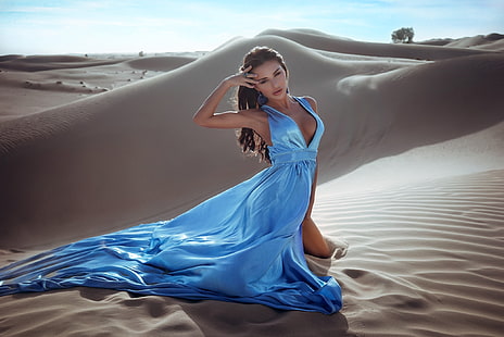 kobiety, sukienka, niebieska sukienka, modelka, pustynia, kobiety na zewnątrz, brunetka, klęczący, Tapety HD HD wallpaper