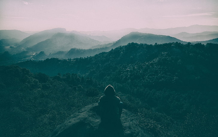 sudadera con capucha de la persona, montañas, paisaje, colinas, bosque, Fondo de pantalla HD