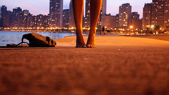 femmes pieds nus ville bokeh vers vers vue sur les yeux gratte-ciel sacs à dos au sol, Fond d'écran HD HD wallpaper