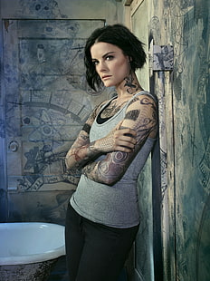 Jaimie Alexander, mulheres, atriz, morena, cabelos curtos, ponto cego, tatuagem, camiseta, banheira, dentro de casa, em pé, olhando para o espectador, HD papel de parede HD wallpaper