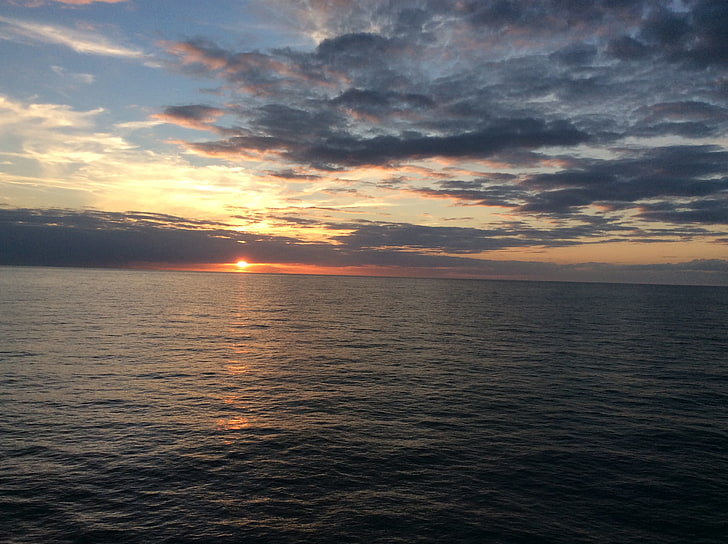 لوحة القارب البني والأسود ، البحر ، الغروب ، السماء، خلفية HD
