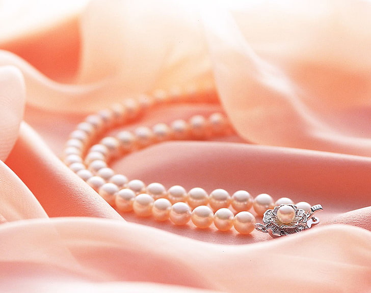 collier de perles blanches avec perles, rose, tissu, perles, perles, Fond d'écran HD