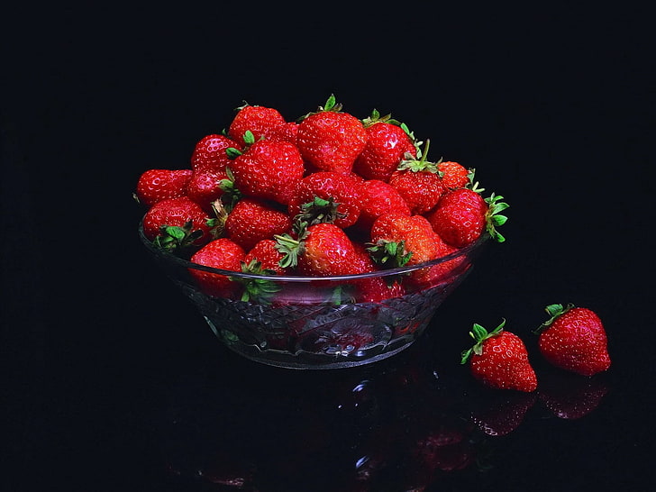 strawberry fruit bundle on bowl, strawberry, bowl, glass, HD wallpaper