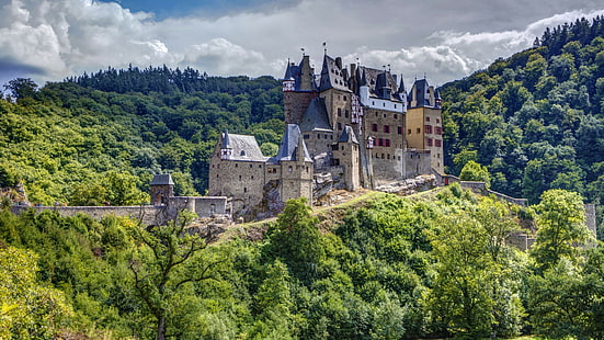 кула, замъкът Eltz, Германия, хълмове, гора, пейзаж, замък, архитектура, дървета, древен, HDR, облаци, стара сграда, природа, HD тапет HD wallpaper