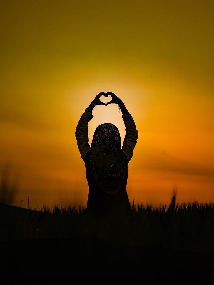 silhouette of woman doing heart hand sign illustration, silhouette, heart, sunset, girl, HD wallpaper
