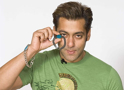 Männer grünes T-Shirt mit Rundhalsausschnitt und silberfarbenes blaues Edelsteinkettenarmband, Salman Khan, Mann, Gesicht, Armband, HD-Hintergrundbild HD wallpaper