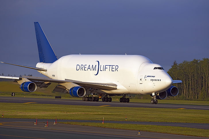 the sky, trees, wings, Strip, airport, Boeing, Engines, the plane, landing, sky, aircraft, the rise, chassis, 747, cargo, Runway, Takeoff, Dreamlifter, HD wallpaper