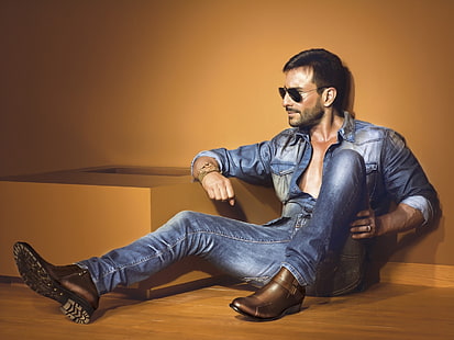 мужская синяя джинсовая куртка и брюки, saif al khan, знаменитости, джинсы, очки, стиль, жестокость, HD обои HD wallpaper