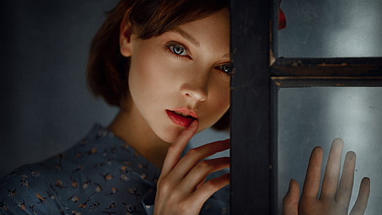 wanita, berambut cokelat, jari di bibir, mata biru, rambut pendek, potret, wajah, Olya Pushkina, Georgy Chernyadyev, Wallpaper HD HD wallpaper