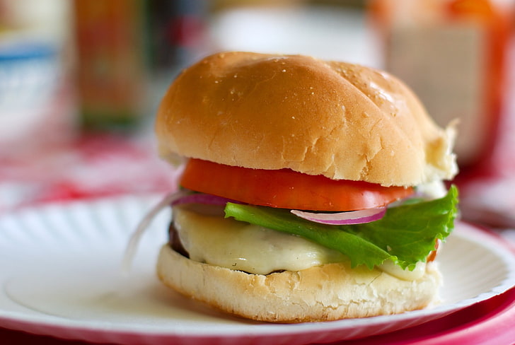 fotografi selektif fokus burger dengan tomat yang disajikan di piring, makanan, burger, burger, Wallpaper HD