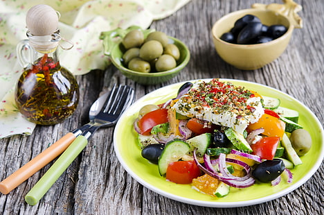 sepiring salad sayuran, sayuran hijau, minyak, keju, tomat, zaitun, mentimun, salad, Wallpaper HD HD wallpaper