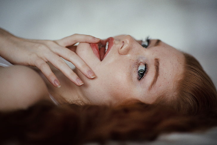 wanita, model, berambut merah, bintik-bintik, mata biru, jari di bibir, berbaring telentang, mulut terbuka, Wallpaper HD