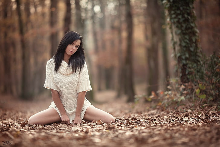 Laurent Kac mujeres modelo pelo largo morena mujeres al aire libre mirando al espectador piernas abiertas pelo lacio profundidad de campo suéter vestido bosque otoño, Fondo de pantalla HD