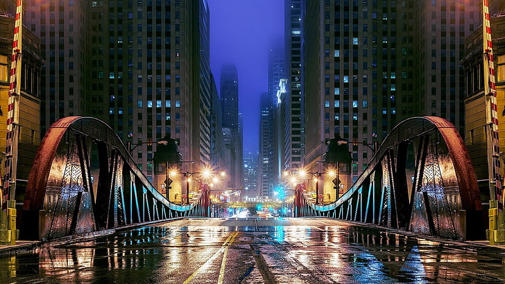 високи сгради, сив бетонен мост близо до небостъргачи, град, градски пейзаж, архитектура, нощ, светлини, улично осветление, сграда, Чикаго, САЩ, небостъргач, мокър, мъгла, мост, метал, прозорец, HD тапет