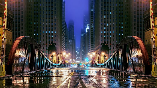 высотные здания, серый бетонный мост возле небоскребов, город, городской пейзаж, архитектура, ночь, огни, уличный фонарь, здание, Чикаго, США, небоскреб, мокрый, туман, мост, металл, окно, HD обои HD wallpaper
